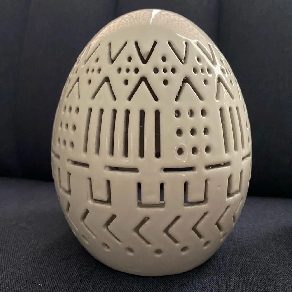 2 pearl white ceramic egg shaped luminaries